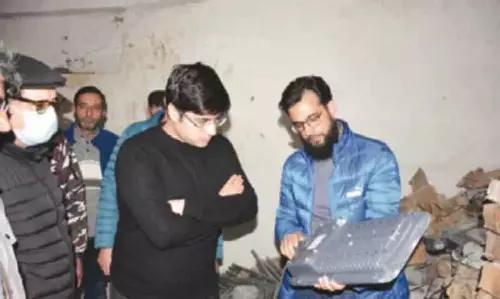 SMC कमिश्नर ने EESL गोदाम में LED स्ट्रीट लाइट्स की क्वालिटी और स्टॉक का निरीक्षण किया
