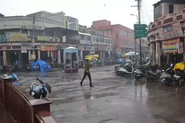 Alwar: अलवर में मौसम हुआ सुहाना, बूंदाबांदी जारी