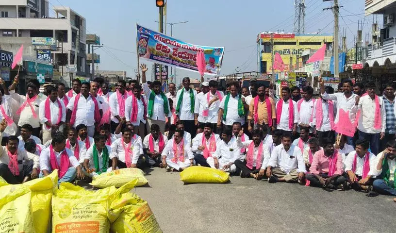 Nalgonda: बीआरएस ने नलगोंडा में विरोध प्रदर्शन तेज, यूरिया ऐप को वापस लेने की मांग