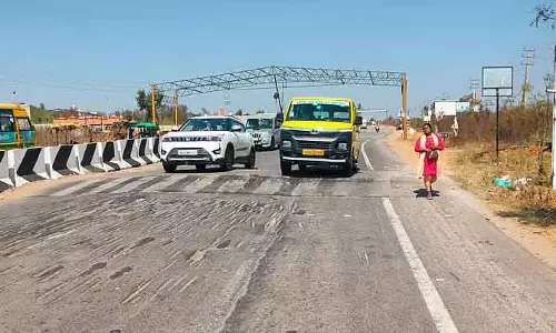 बिना वैज्ञानिक वजह से सड़क पर बना गड्ढा: Accident हॉटस्पॉट टुंगानी बाईपास बिना वैज्ञानिक वजह से सड़क पर बना गड्ढा: Accident हॉटस्पॉट टुंगानी बाईपास