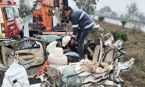 KMP एक्सप्रेसवे पर हुए एक्सीडेंट में पोलिश टूरिस्ट और कैब ड्राइवर की मौत हो गई