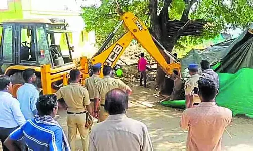 Gauribidanur : अतिक्रमण हटाने के विरोध में परिवार ने जहर खाकर आत्महत्या की कोशिश की