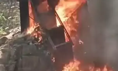 वेल्डिंग दुकान की चिंगारी ने कपड़ा शॉप को लिया चपेट में, कारोबारी को लाखों का नुकसान वेल्डिंग दुकान की चिंगारी ने कपड़ा शॉप को लिया चपेट में, कारोबारी को लाखों का नुकसान