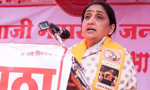 Deputy CM शिव जयंती कार्यक्रम के दौरान शिवनेरी किले में अपने दिवंगत पति को याद करते हुए भावुक हो गई
