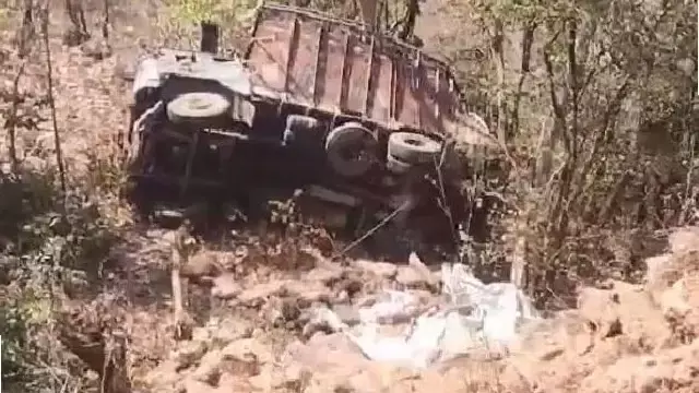 Kandhamal में महुआ से लदा ट्रक 30 फीट गहरी खाई में जा गिरा, चालक गंभीर रूप से घायल