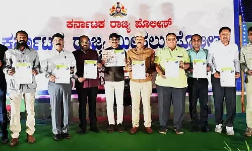 Koratagere : पुलिस ने योग मैनुअल लॉन्च किया Koratagere : पुलिस ने योग मैनुअल लॉन्च किया