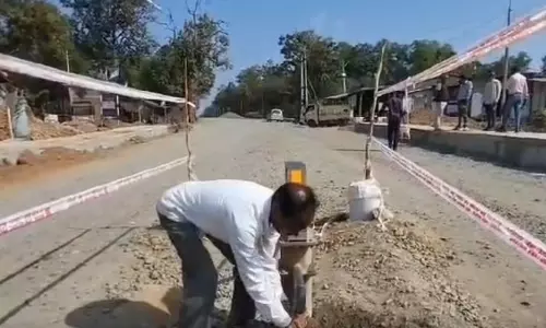 हैंडपंप के पास मंडरा रही मौत, ग्रामीण आखिर करें तो करें क्या? हैंडपंप के पास मंडरा रही मौत, ग्रामीण आखिर करें तो करें क्या?