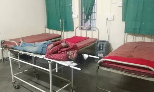 Agra: इलाज के लिए तरसता रहा परिवार, अस्पताल पर सवाल