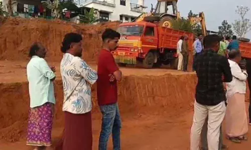 Puthumala पुनर्वास भूमि से मिट्टी की खुदाई; आपदा पीड़ितों के परिवारों ने विरोध किया Puthumala पुनर्वास भूमि से मिट्टी की खुदाई; आपदा पीड़ितों के परिवारों ने विरोध किया
