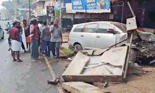 Kerala : इनोवा कार के बेकाबू होकर दुकान में घुसने से दो लोग घायल Kerala : इनोवा कार के बेकाबू होकर दुकान में घुसने से दो लोग घायल