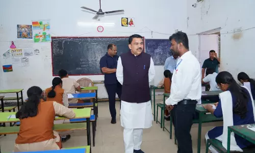Odisha में कड़ी सुरक्षा के बीच 10वीं की परीक्षाएं शुरू Odisha में कड़ी सुरक्षा के बीच 10वीं की परीक्षाएं शुरू