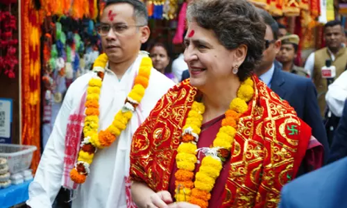 असम दौरे पर प्रियंका गांधी वाड्रा, मां कामाख्या देवी के दर्शन कर लिया आशीर्वाद