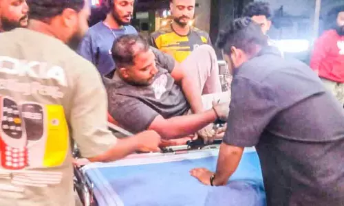 Kerala : पुलिस ने एम्बुलेंस ड्राइवर पर हमला करने का मामला दर्ज किया Kerala : पुलिस ने एम्बुलेंस ड्राइवर पर हमला करने का मामला दर्ज किया
