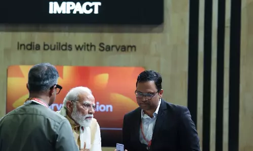 PM Modi ने इंडिया AI इम्पैक्ट समिट 2026 में HMD फीचर फोन पर सर्वम AI डेमो देखा