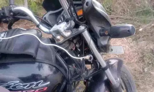 युवा किसान ने बाइक चलाते हुए Cellphone Charging की सुविधा बनाई युवा किसान ने बाइक चलाते हुए Cellphone Charging की सुविधा बनाई