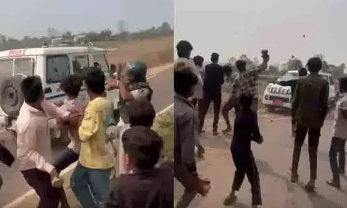 Dhar, मध्य प्रदेश में खदान सर्वे के दौरान ग्रामीणों ने अधिकारियों पर पत्थर फेंके Dhar, मध्य प्रदेश में खदान सर्वे के दौरान ग्रामीणों ने अधिकारियों पर पत्थर फेंके
