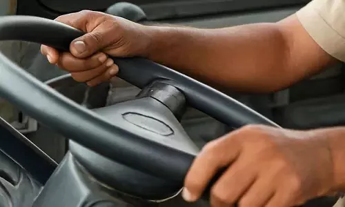 Odisha: बड़ी संख्या में स्कूल, कॉलेज बसें बिना परमिट के चल रही हैं Odisha: बड़ी संख्या में स्कूल, कॉलेज बसें बिना परमिट के चल रही हैं