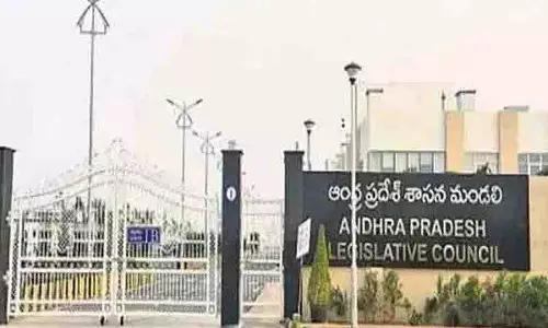 YCP सदस्यों ने AP काउंसिल मीटिंग में सीटियां बजाकर हंगामा किया YCP सदस्यों ने AP काउंसिल मीटिंग में सीटियां बजाकर हंगामा किया