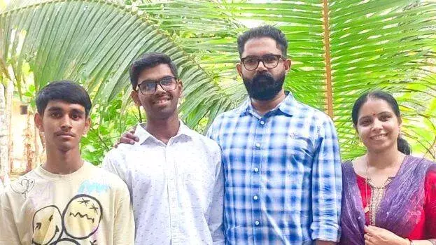 kerala: ईएनके वैष्णव की मेहनत रंग लाई, टॉप रैंक हासिल kerala: ईएनके वैष्णव की मेहनत रंग लाई, टॉप रैंक हासिल
