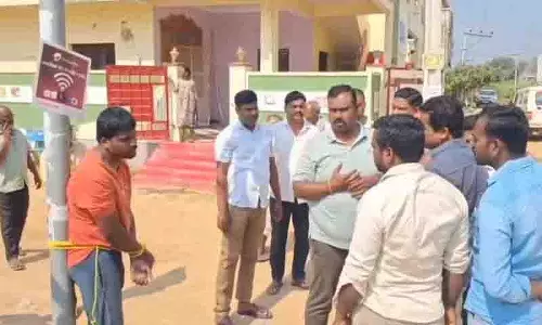 Suryapet में ब्रेकअप को लेकर बॉयफ्रेंड ने गर्लफ्रेंड पर हमला किया Suryapet में ब्रेकअप को लेकर बॉयफ्रेंड ने गर्लफ्रेंड पर हमला किया