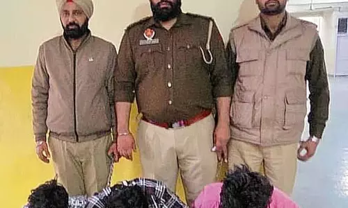 Amritsar: पुलिस ने 1 किलो हेरोइन के साथ तीन लोगों को पकड़ा Amritsar: पुलिस ने 1 किलो हेरोइन के साथ तीन लोगों को पकड़ा