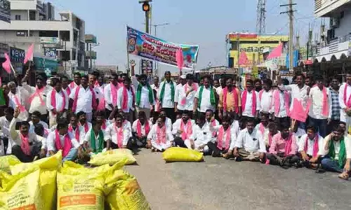 नलगोंडा जिले के पा पल्ली में Urea App रद्द करने के लिए किसानों का विरोध प्रदर्शन नलगोंडा जिले के पा पल्ली में Urea App रद्द करने के लिए किसानों का विरोध प्रदर्शन