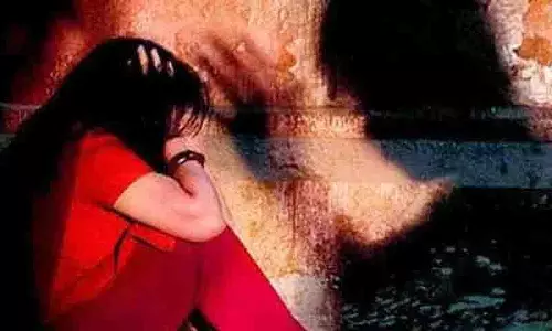 तीन बदमाशों ने एक लड़की को गांजा पिलाकर उसके साथ Gangrape किया