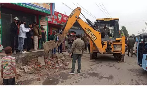 JMC ने सफाई और अतिक्रमण विरोधी अभियान चलाया JMC ने सफाई और अतिक्रमण विरोधी अभियान चलाया