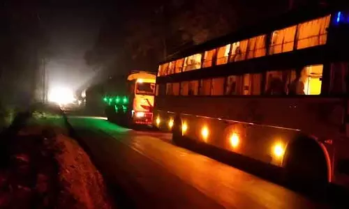 Bus-लॉरी टक्कर: अरबैल घाट पर ट्रैफिक जाम Bus-लॉरी टक्कर: अरबैल घाट पर ट्रैफिक जाम