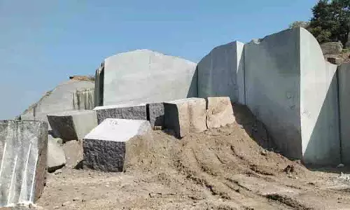 खदान का राक्षस Nagula Gutta को नष्ट कर रहा है.. बिखरी हुई मूर्तियां
