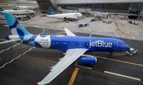 प्लेन ने न्यूर्क में Emergency Landing की; यात्रियों को स्लाइड के ज़रिए निकाला गया प्लेन ने न्यूर्क में Emergency Landing की; यात्रियों को स्लाइड के ज़रिए निकाला गया