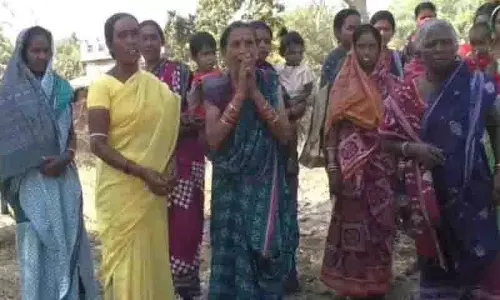 बिजली और पानी कटौती के बाद Dalit गांव में विरोध प्रदर्शन, अधिकारियों ने कार्रवाई का वादा बिजली और पानी कटौती के बाद Dalit गांव में विरोध प्रदर्शन, अधिकारियों ने कार्रवाई का वादा