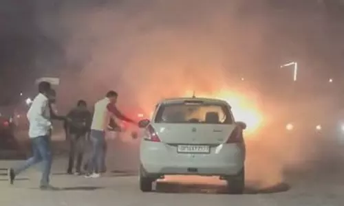 Shahjahanpur: जलालाबाद में चलती कार में लगी आग, चार सुरक्षित