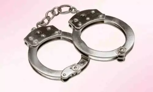 Hyderabad: चाकू की नोक पर लड़की को जबरन शराब पिलाई गई, यौन उत्पीड़न किया गया Hyderabad: चाकू की नोक पर लड़की को जबरन शराब पिलाई गई, यौन उत्पीड़न किया गया