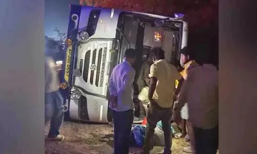 Hyderabad में गडवाल में बस दुर्घटनाग्रस्त, चार गंभीर रूप से घायल Hyderabad में गडवाल में बस दुर्घटनाग्रस्त, चार गंभीर रूप से घायल