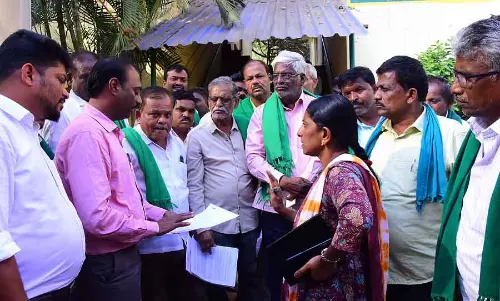 Chitradurga फसल बीमा नहीं मिलने पर दिन-रात धरना: अधिकारियों को चेतावनी Chitradurga फसल बीमा नहीं मिलने पर दिन-रात धरना: अधिकारियों को चेतावनी