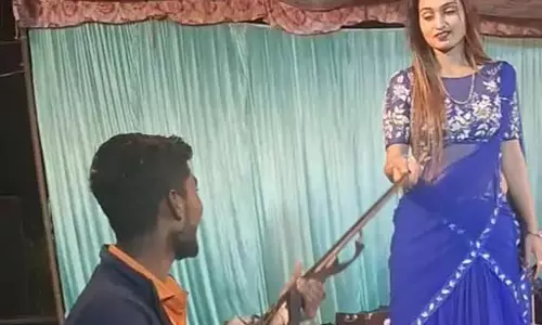 OMG! बंदूक की नोक पर डांसर को नोट देना पड़ा भारी, एक्शन में पुलिस OMG! बंदूक की नोक पर डांसर को नोट देना पड़ा भारी, एक्शन में पुलिस