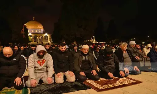 Israel ने रमज़ान के शुक्रवार को 10,000 फ़िलिस्तीनियों को अल-अक्सा में आने की इजाज़त दी Israel ने रमज़ान के शुक्रवार को 10,000 फ़िलिस्तीनियों को अल-अक्सा में आने की इजाज़त दी