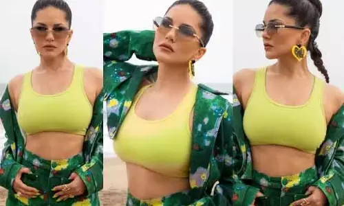 Sunny Leone का वाइब्रेंट बीच लुक Sunny Leone का वाइब्रेंट बीच लुक