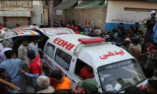 Karachi में धमाके से इमारत ढही, 16 लोगों की मौत: पाकिस्तान के अधिकारी Karachi में धमाके से इमारत ढही, 16 लोगों की मौत: पाकिस्तान के अधिकारी