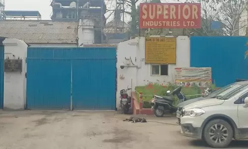 Bareilly: शराब कारोबारी के ठिकाने पर आईटी की रेड