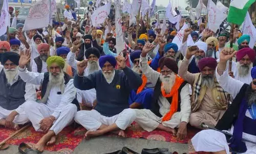 Tarn Taran: किसानों ने विरोध प्रदर्शन किया, सरकार पर ट्रेड डील के ज़रिए US को खुश करने का आरोप लगाया Tarn Taran: किसानों ने विरोध प्रदर्शन किया, सरकार पर ट्रेड डील के ज़रिए US को खुश करने का आरोप लगाया