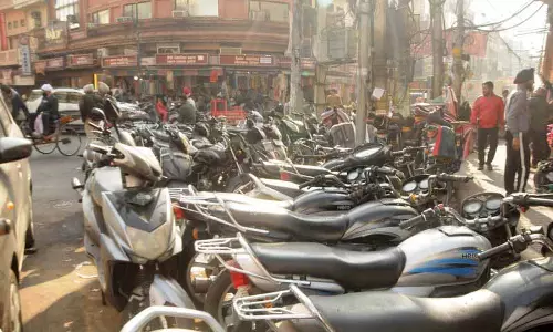 Amritsar के वकीलों ने पार्किंग विवाद को लेकर जिला कोर्ट परिसर में पुलिस की गाड़ियों को रोका