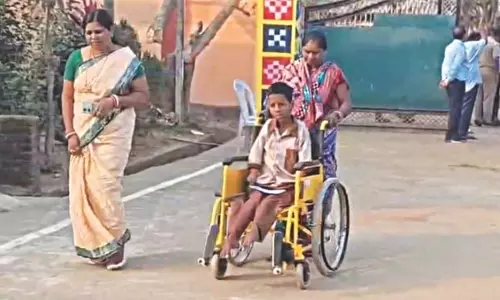 Malkangiri: शारीरिक रूप से अक्षम लड़की ने पैर से दी मैट्रिक परीक्षा Malkangiri: शारीरिक रूप से अक्षम लड़की ने पैर से दी मैट्रिक परीक्षा