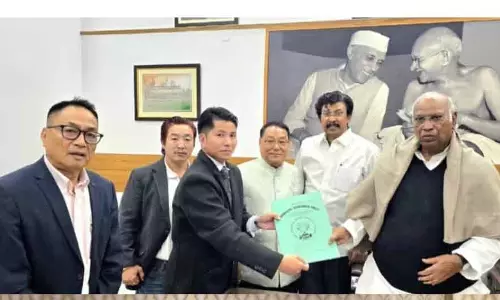 Arunachal Pradesh कांग्रेस और स्थानीय पार्टियों ने खड़गे से मुलाक़ात कर मांगे संवैधानिक सुरक्षा व ऑटोनॉमी Arunachal Pradesh कांग्रेस और स्थानीय पार्टियों ने खड़गे से मुलाक़ात कर मांगे संवैधानिक सुरक्षा व ऑटोनॉमी