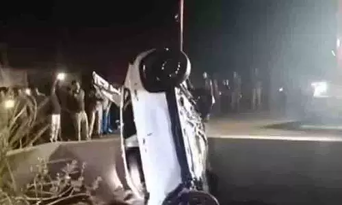 Mathura में कार नहर में गिरने से चार लोगों की मौत, मृतकों में 2 लॉ के छात्र भी शामिल Mathura में कार नहर में गिरने से चार लोगों की मौत, मृतकों में 2 लॉ के छात्र भी शामिल
