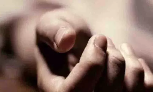 कॉलेज में suicide की कोशिश के बाद युवती को अस्पताल में भर्ती कराया गया कॉलेज में suicide की कोशिश के बाद युवती को अस्पताल में भर्ती कराया गया
