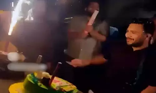 बीच सड़क पर काटा बर्थडे का केक, देखें VIDEO...