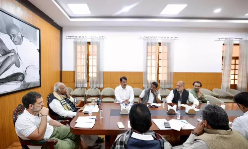 स्थानीय निकाय चुनावों से पहले AICC ने गुजरात कांग्रेस नेताओं से मुलाकात की स्थानीय निकाय चुनावों से पहले AICC ने गुजरात कांग्रेस नेताओं से मुलाकात की