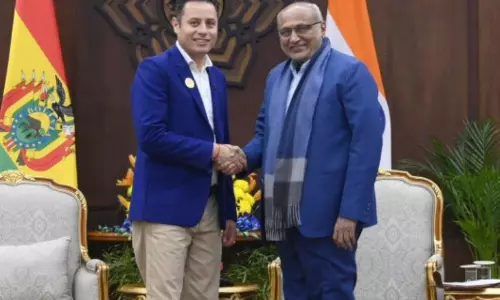 बोलिविया के एडमंड लारा मोंटानो ने एआई इम्पैक्ट समिट 2026 के दौरान CP राधाकृष्णन से मुलाकात की